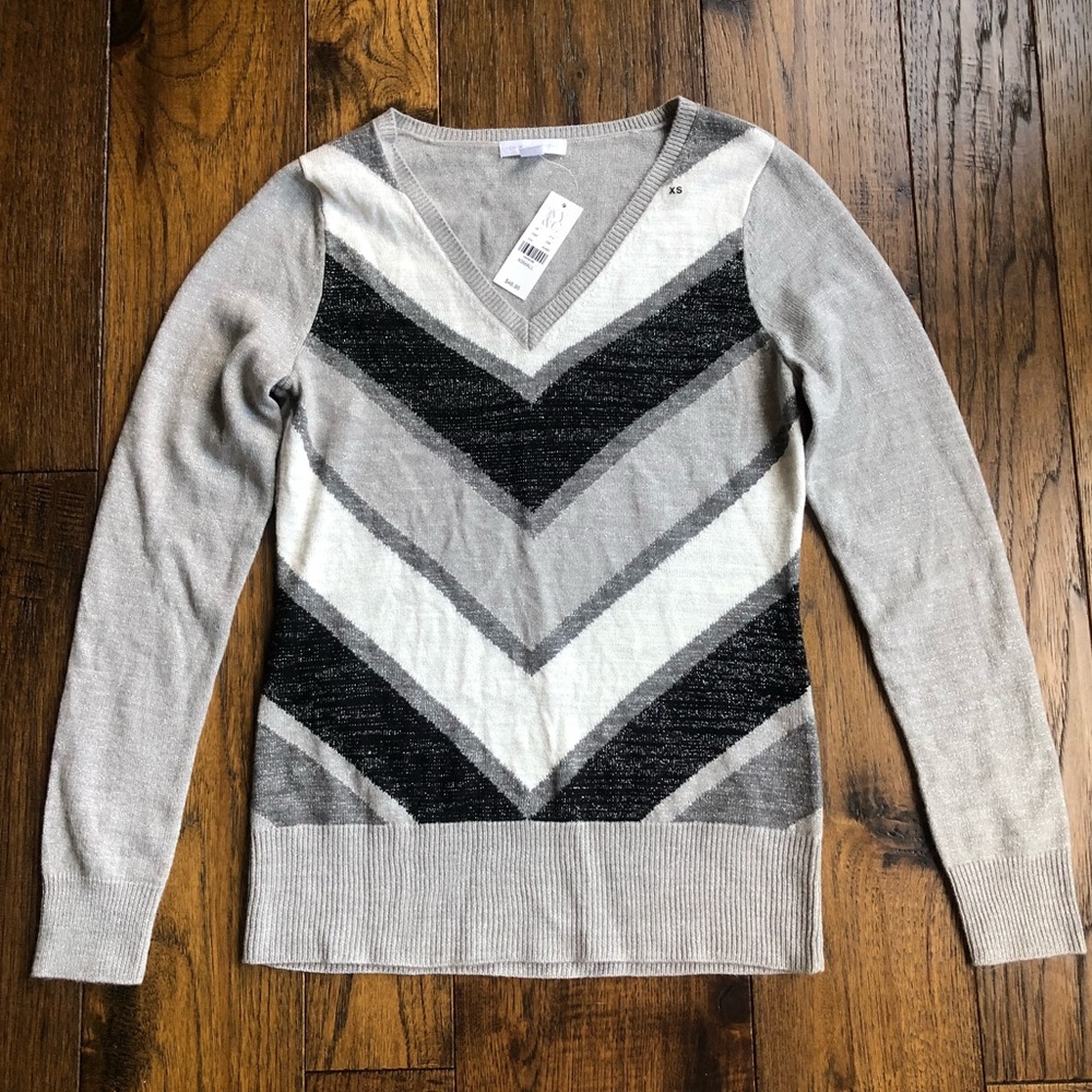 NY & Co. Black/Gray/White Chevron print LS V-neck long sleeve sweater. NWT - Picture 3 of 7